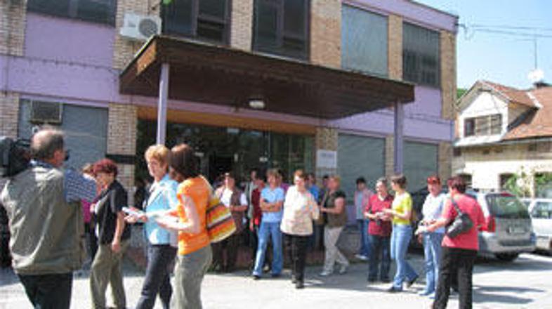 Delavke so razočarane zapuščale tovarno, saj si direktor ni vzel časa zanje.