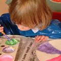 otrok barva s tempera barvicami