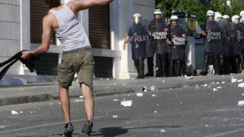 Muslimani so se zaradi domnevne žalitve korana spopadli s policisti.