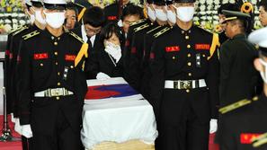 Z vojaškimi častmi so pokopali umrla marinca. (Foto: Reuters)