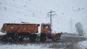 sneg snežne razmere na cestah plug