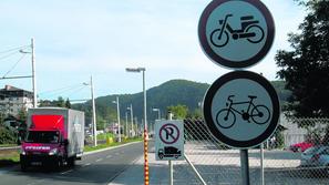 Tisti kolesarji, ki nočejo kršiti predpisov, si  morajo sredi Savske ceste svoja