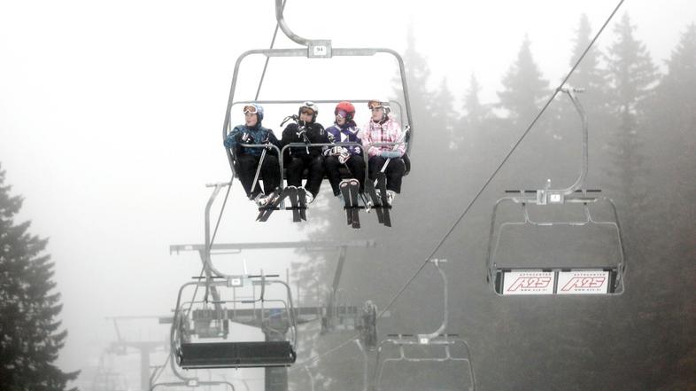 Slovenija 18.01.2014 ljudje se prevazajo z sedeznico na smuciscu, sedeznica, sne