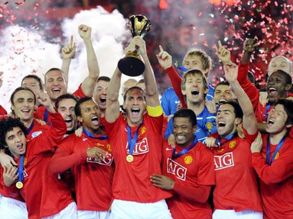 Rio Ferdinand je visoko v zrak dvignil pokal, ki je namenjen najboljši ekipi na 