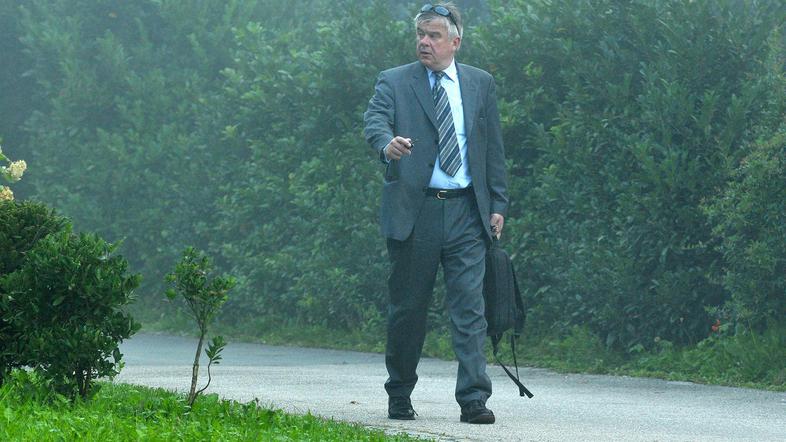 Zvonko Hrastar, za nekatere agent, ki ponuja storitve levici in desnici, za drug