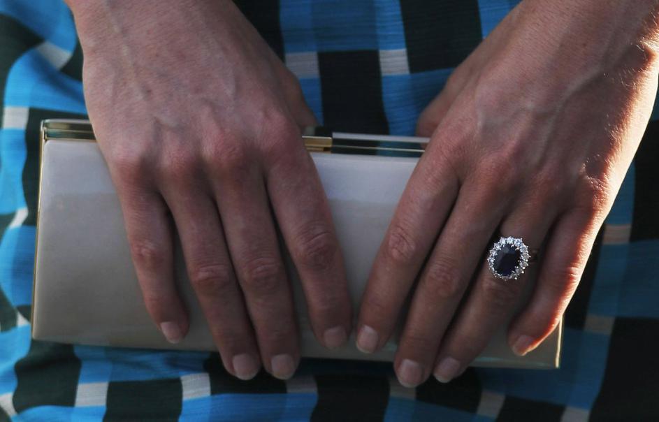 Kate Middleton prisega na mini torbice.