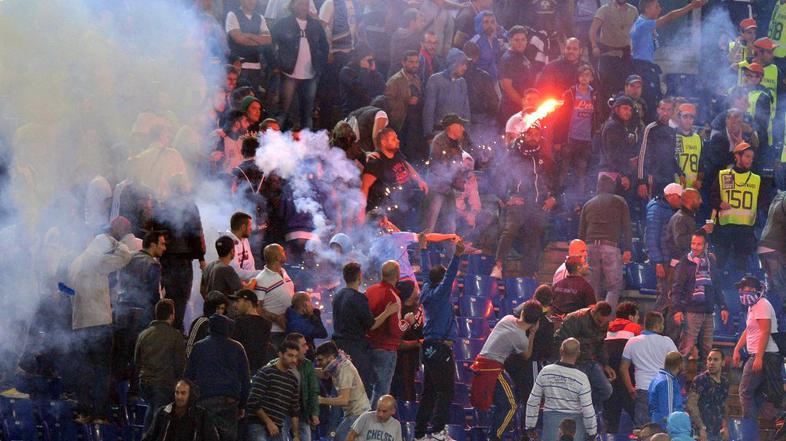 navijači tribuna bakle dim huligani napoli 