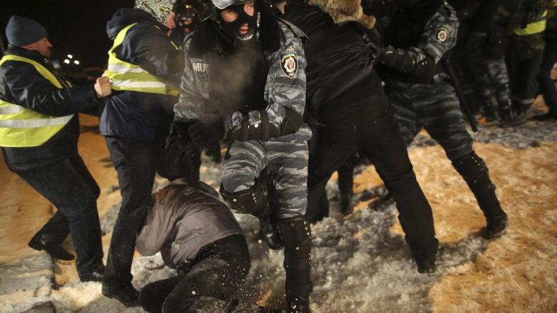 Ukrajina protesti Kijev policija protestniki