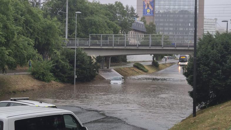 V zalitem podvozu na Celovški obtičal avto