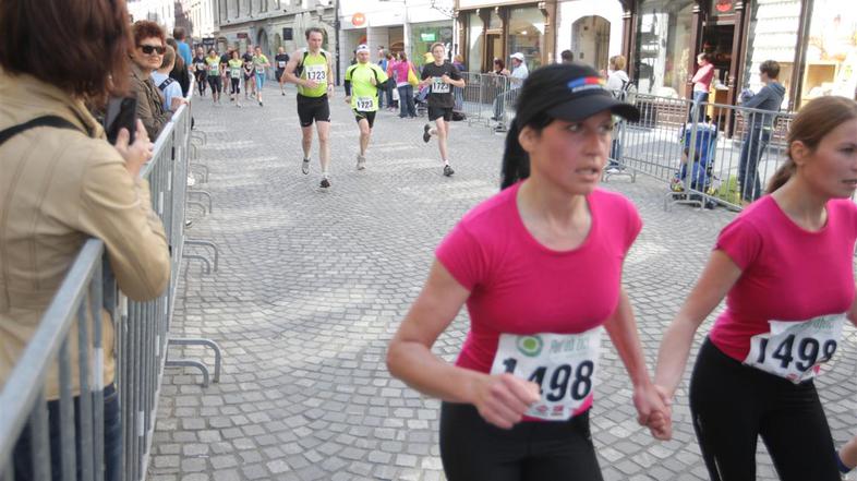 Če želite visokoresolucijsko fotografijo, nam pošljite elektronsko sporočilo na 