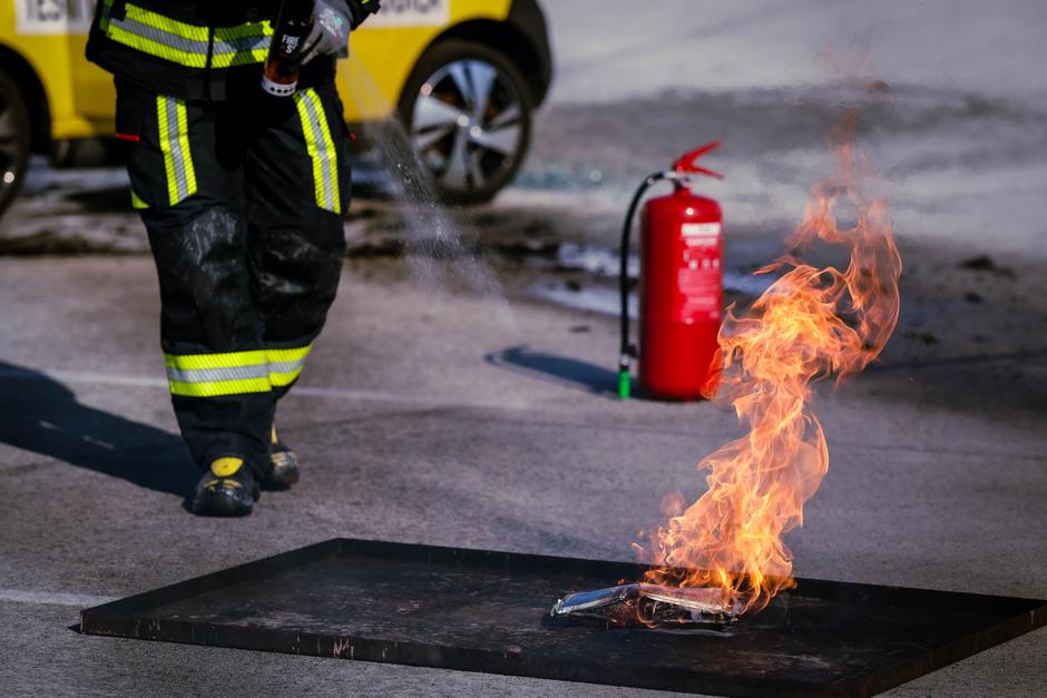 testni vžig in gašenje e-avtomobila, ko zagori elektrika | Avtor: Saša Despot