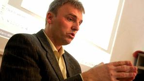 Tomaž Simonič je bil na čelo Apeka imenovan leta 2005, v času vlade Janeza Janše