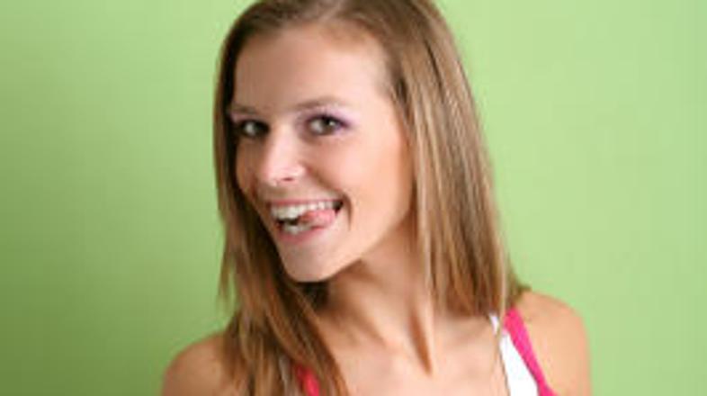 Iztegnite jezik in poglejte, kakšne barve je.