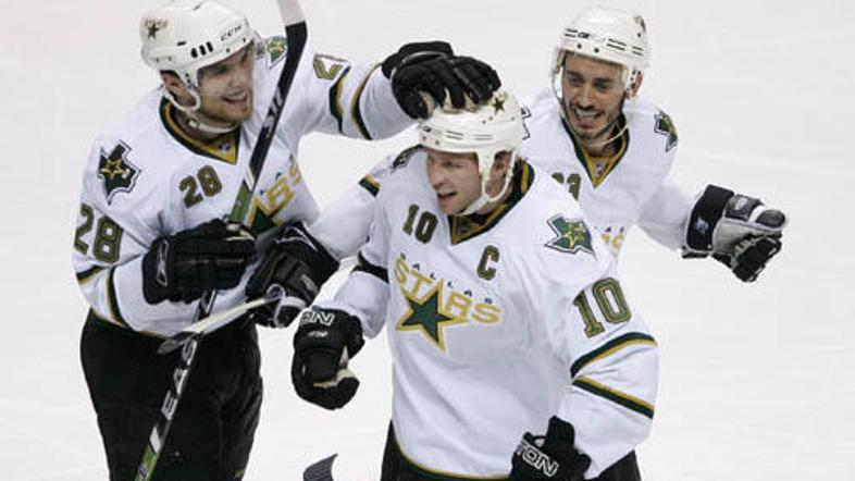 Junak tekme Brenden Morrow se z Markom Fistricom in Mikom Ribeirom veseli zmagov