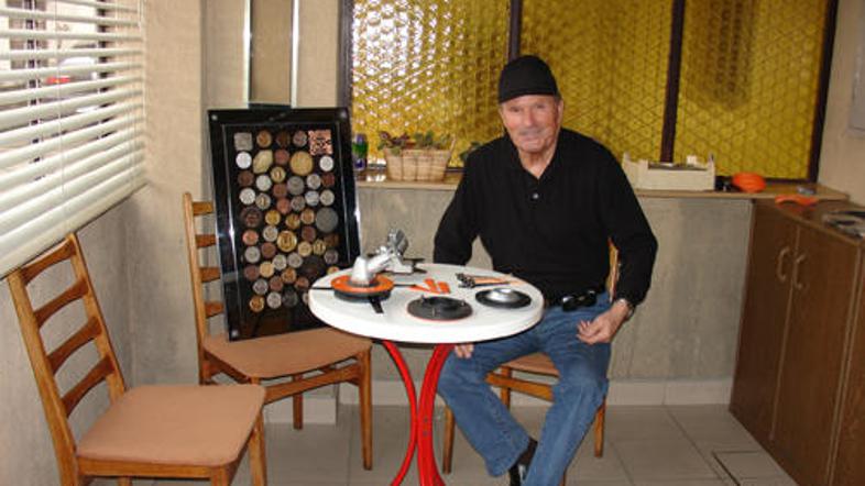 Inovator Alojz Tomazin je izdelal posebna jeklena rezila, namenjena motornim kos