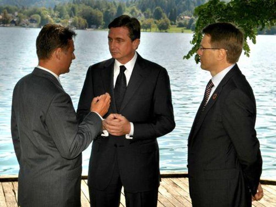 Pogovor ob blejskem jezeru med Borutom Pahorjem (v sredini), Gordanom Jandrokovi