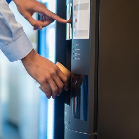 Priprava kave na avtomatu v pisarni