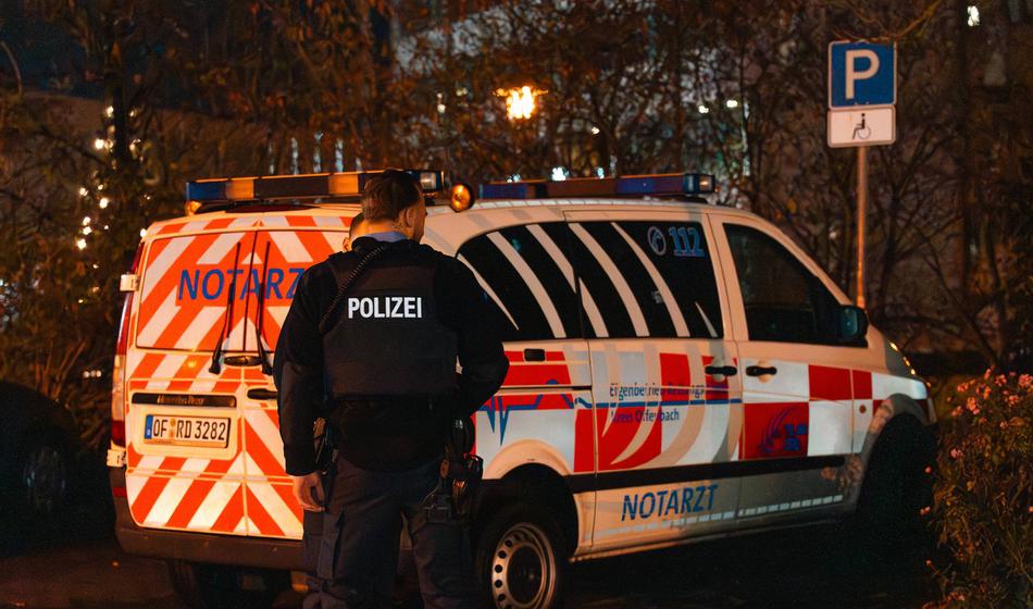 Pacient grozil osebju s škarjami, policija streljala