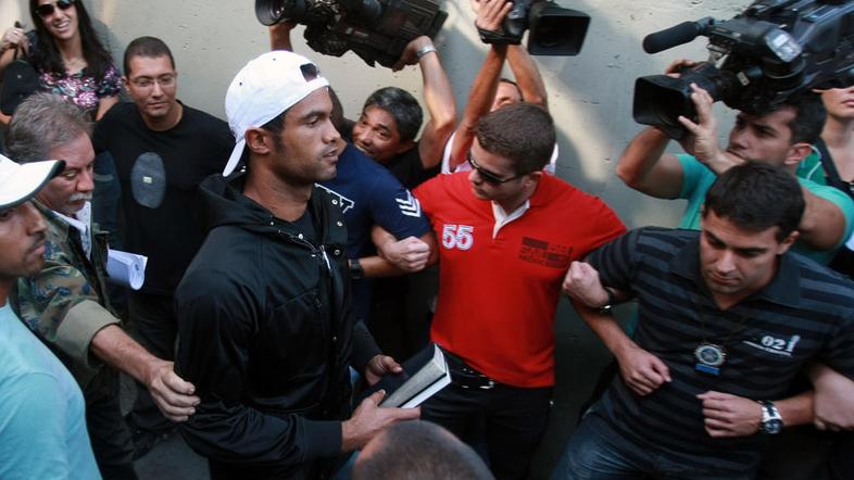 Nogometaš ob prihodu na policijsko postajo. (Foto: Reuters)