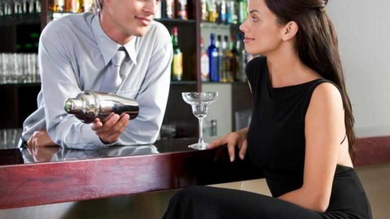 moški ženska par lokal bar flirtanje