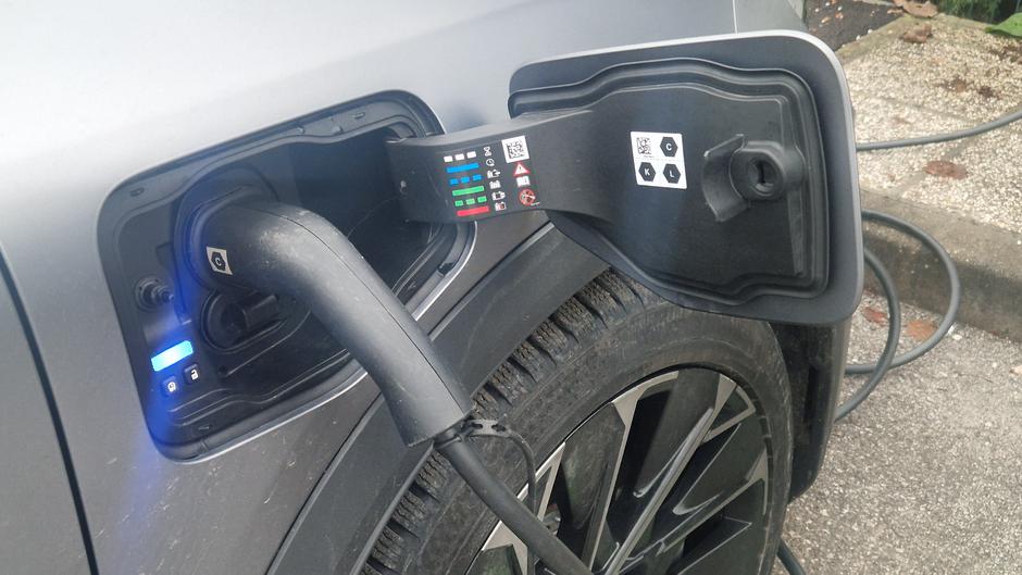 Polnjenje baterije v električnem renault scenicu | Avtor: Gregor Prebil