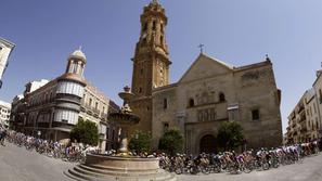 dirka po Španiji Vuelta Antequera cerkev karavana kolesarji kolesarstvo