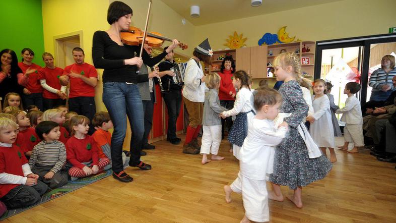 Starši bodo lahko pogodbe za vpis otrok v vrtce podpisali v drugi polovici junij