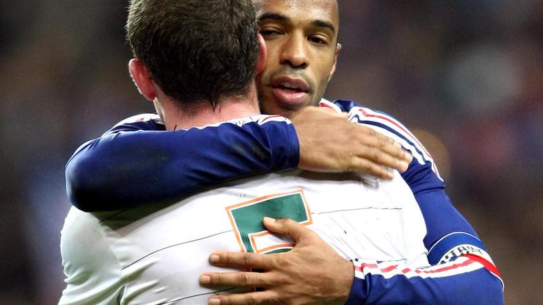 Thierry Henry je po tekmi skesano objel Richarda Dunna. (Foto: EPA).
