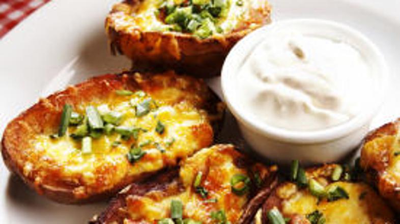 Jed okrasite z drobnjakom, zraven ponudite smetanovo omako.