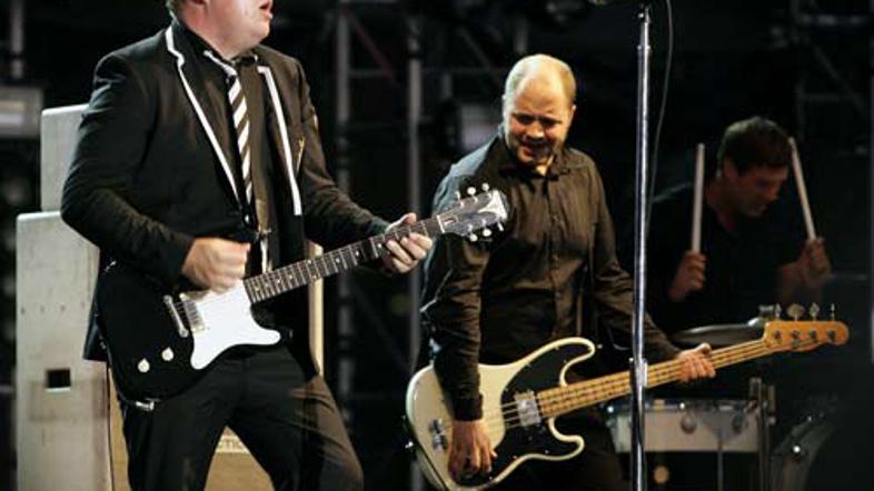 The Hives bodo združili moči s Cyndi Lauper.