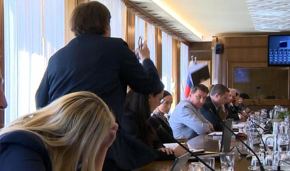 VIDEO: Poslanka Levice izgubila živce, proti Mahiču je poletel poslovnik