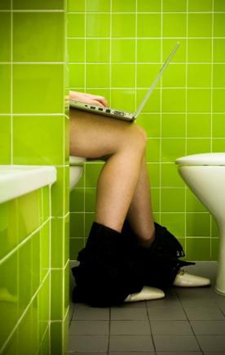 Straniščna školjka je ''tekočih dneh'' najboljši prijatelj v vsakem trenutku ... | Avtor: Žurnal24 main