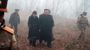 Kim Jong Un s hčerko Kim Ju-ae med preizkušanjem novega orožja