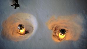 nagrobna sveča sneg