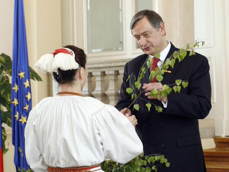 Belokranjci so predsedniku države izročili zeleno vejico, ki mu bo do naslednjeg