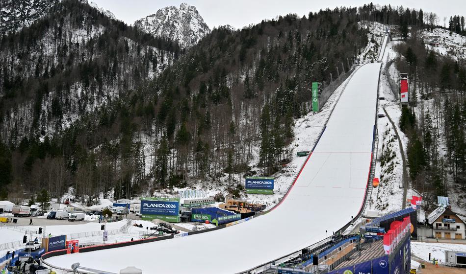 Skakalke še čakajo, tekma fantov visi na nitki