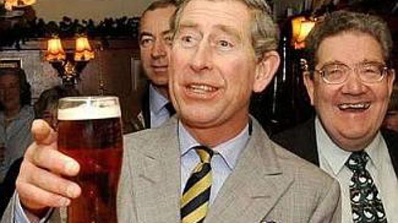 Princ Charles tudi sam rad nagne vrček piva.