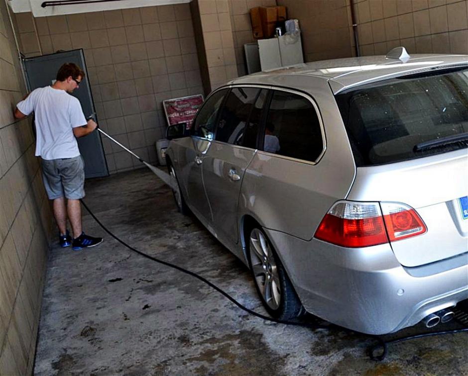 Čiščenje avtomobila. | Avtor: Gregor Prebil