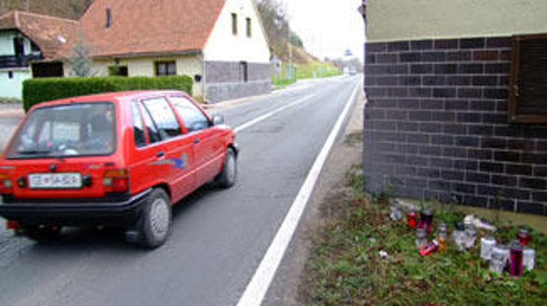 Ob glavni cesti med Štorami in Šentjurjem sorodniki, prijatelji in znanci pokojn