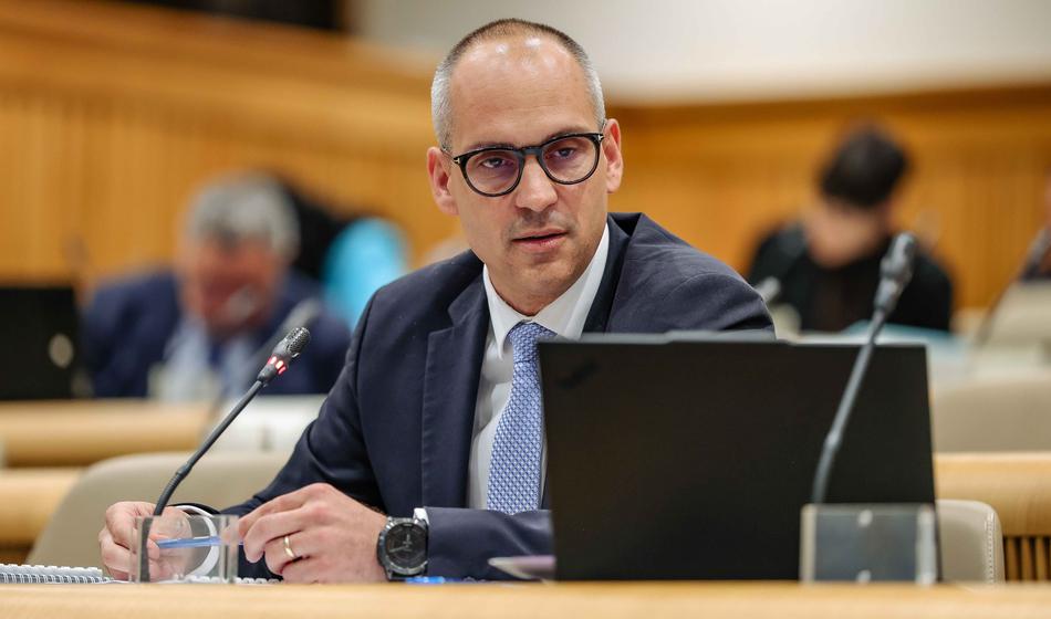 Vlada požegnala: Minister Ostrc bo lahko en dan na teden delal kot zobar
