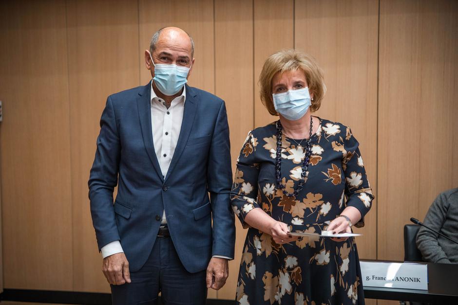 Bojana Beović Janez Janša priznanje | Avtor: Vlada RS