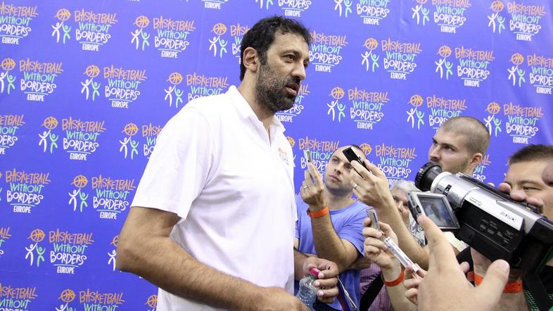 Vlade Divac, Košarka brez meja