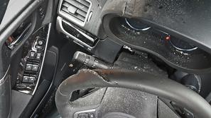 Poškodba vozila na katerega je priletel kos betona na primorski AC