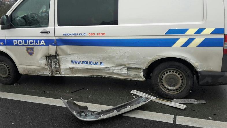 poškodovano policijsko vozilo