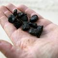 Kepe katrana, ki so jih našli na plaži Mississippija. (Foto: Reuters)