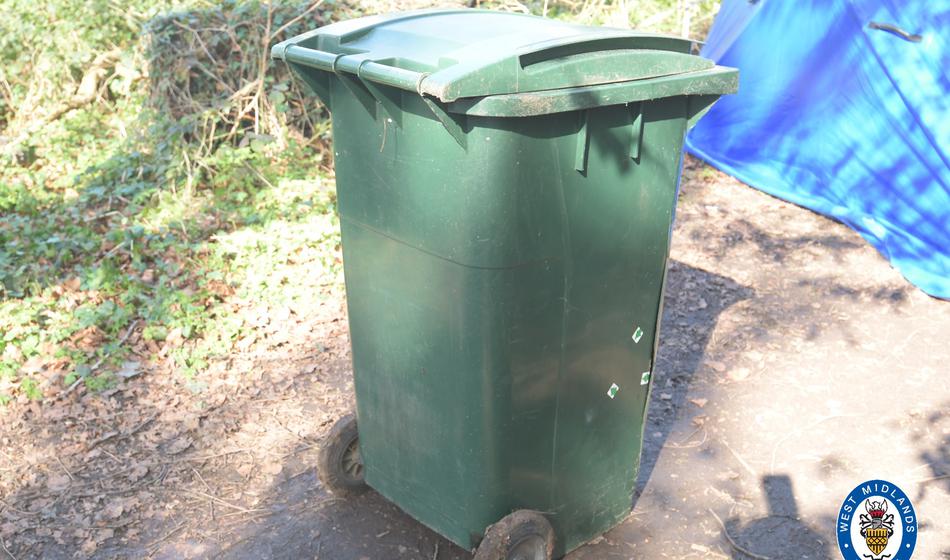 V zelenem smetnjaku našli moško truplo