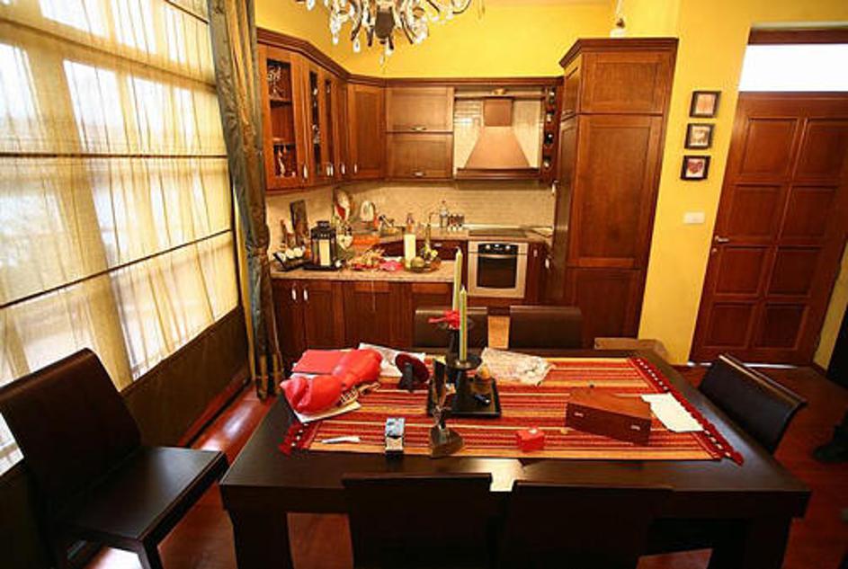 V njegovem stanovanju stvari še vedno stojijo tako, kot jih je pustil Toše.