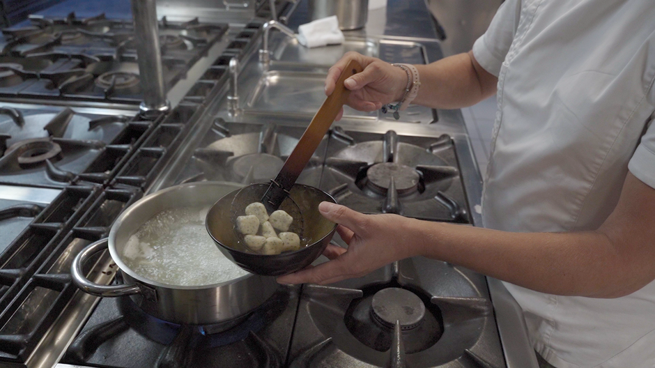 TUŠ - Skutni njoki po recepturi Ane Roš vsebujejo izredno majhen odstotek moke. | Avtor: Skutni njoki po recepturi Ane Roš vsebujejo izredno majhen odstotek moke.