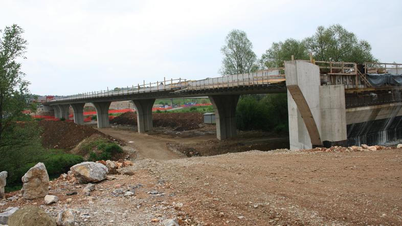 Kdo bo dokončal navezavo Mirnske doline na avtocesto, bo znano po zaključku razp