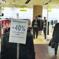 Sezonske razprodaje izgubljajo smisel, menijo nekateri trgovci. Popuste namreč v